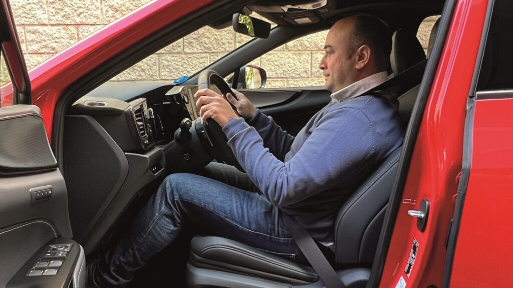 conducir pegado al volante
