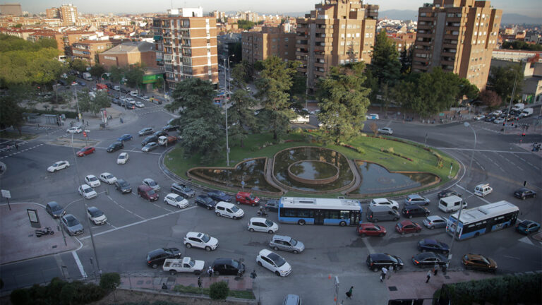 La Zona de Bajas Emisiones de Plaza Elíptica arranca este mismo martes: ¿qué debemos tener en cuenta para evitar multas? etiqueta B