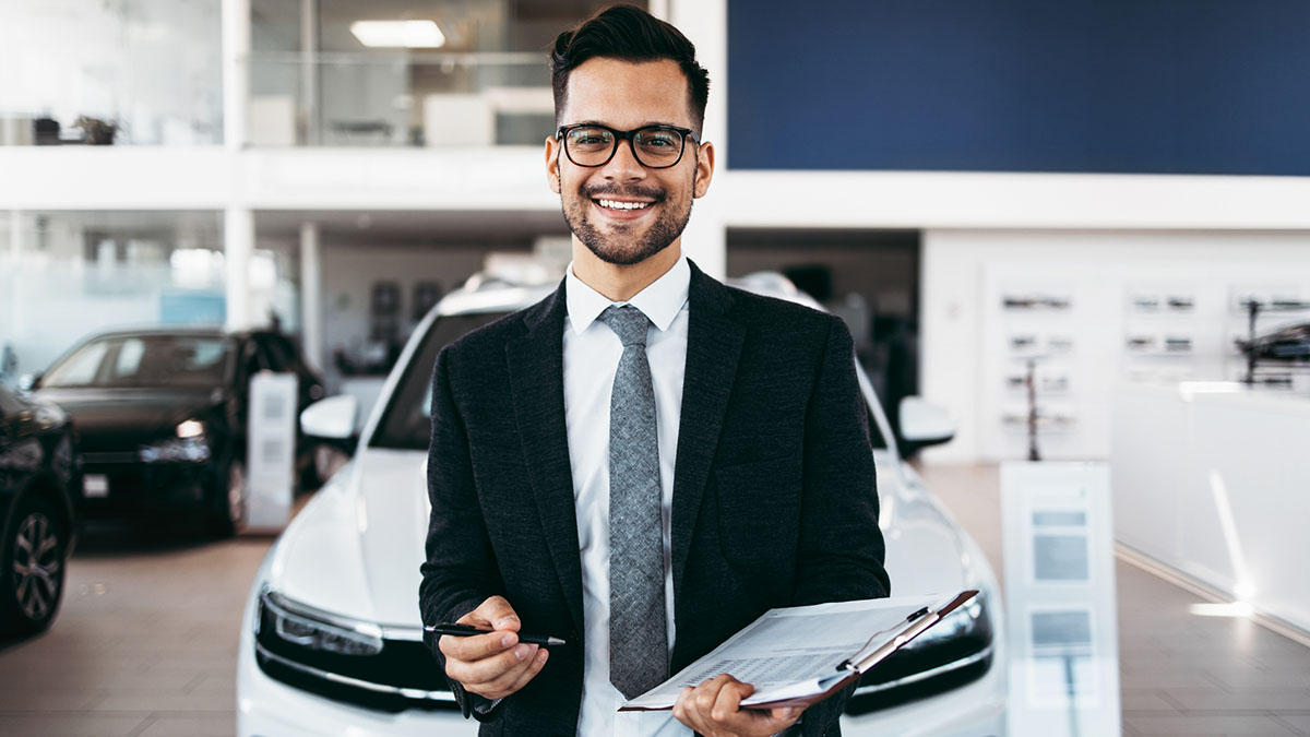 Vendedor en un concesionario ventas de coches nuevos