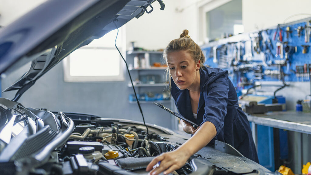 Mujer mecánico trabajando