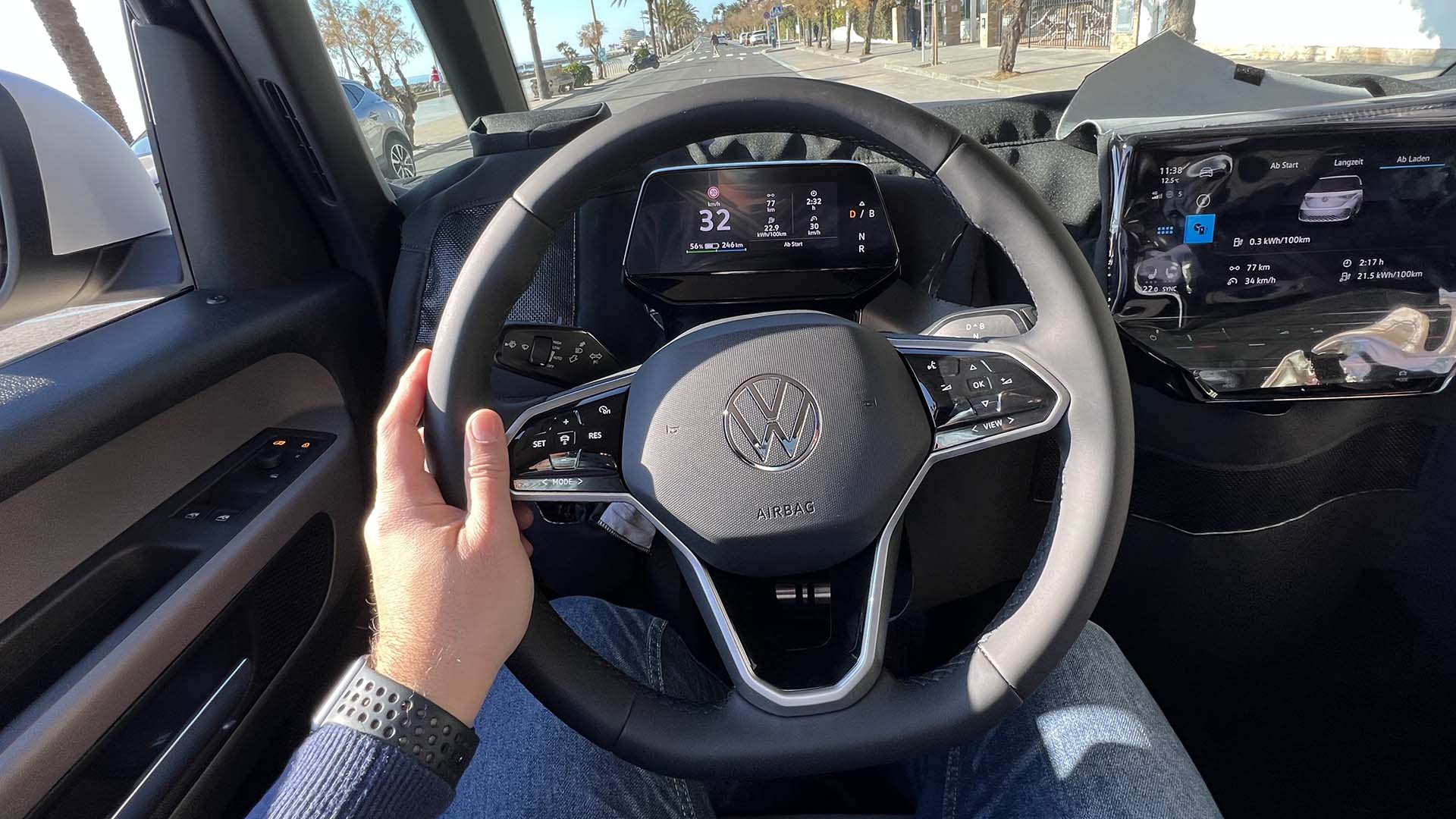 Prueba en exclusiva del Volkswagen ID.Buzz 2022: la reencarnación de un  mito ¡100% eléctrica! - Autofácil