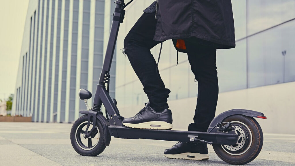 Patinetes eléctricos capaces de soportar más de 100 kg: las mejores alternativas del mercado