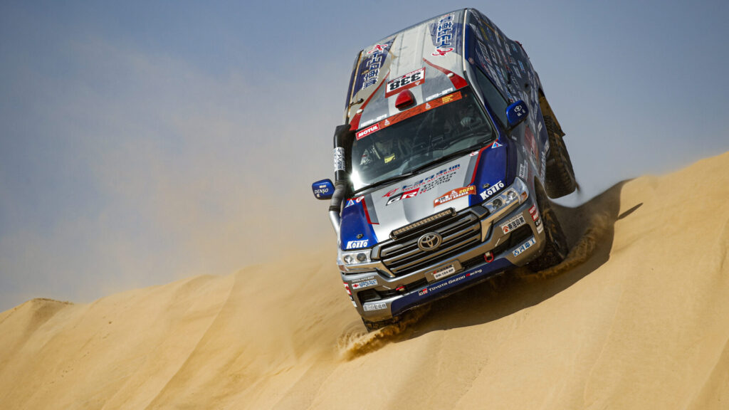 Miura Akira y Lichtleuchter Laurent en el Land Cruiser 200 de Toyota Auto Body