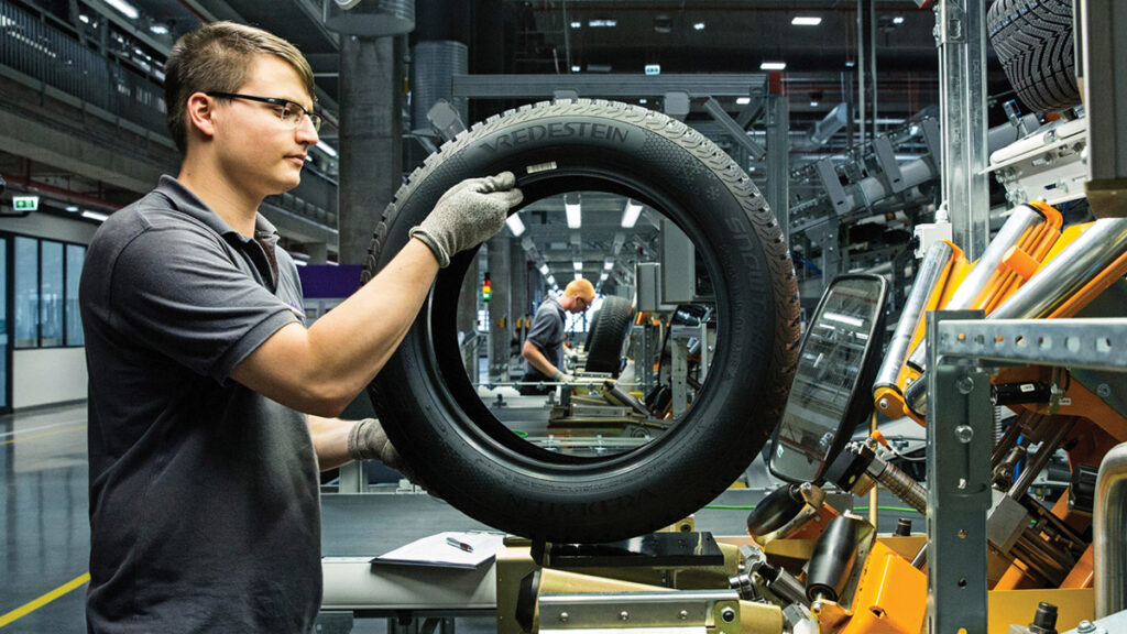 Trabajador de Apollo Tyres en Hungría