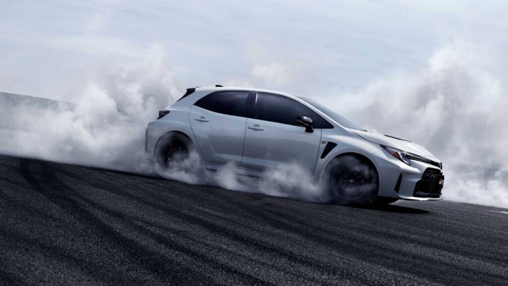 Nuevo Toyota GR Corolla: 305 CV y tracción total para dar caza al Golf R