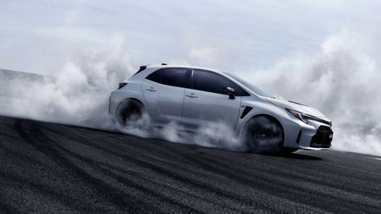 Nuevo Toyota GR Corolla: 305 CV y tracción total para dar caza al Golf R