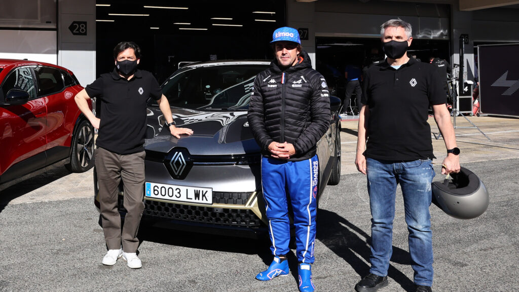 Fernando Alonso prueba el nuevo Renault Mégane E-TECH eléctrico en Montmeló con los primeros clientes del vehículo