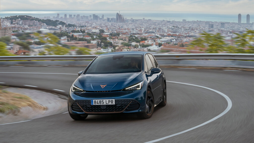 El Cupra Born recibe la nueva versión e-Boost que añade un toque extra de deportividad al urbanita eléctrico