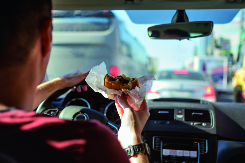 Conductor comiendo un bocadillo