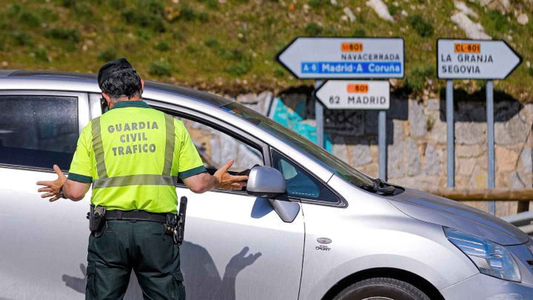 ¿Me pueden multar por circular por debajo de la velocidad mínima en una autovía?