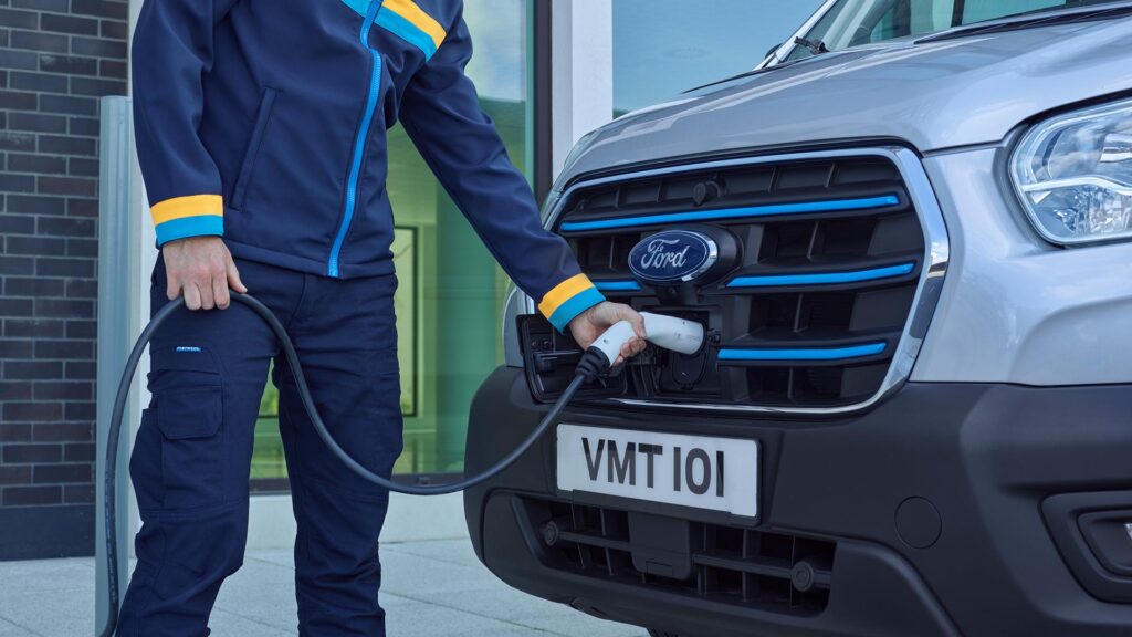 Ford Transit eléctrica recargando