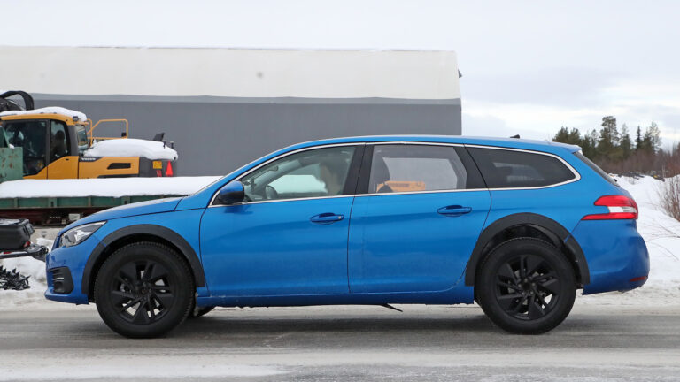 Peugeot 308 SUV Mule 4 copia