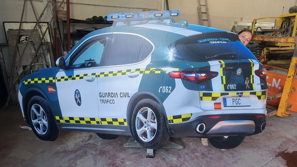 ¿Es cierto que la Guardia Civil está utilizando un coche de cartón para que los conductores respeten los límites de velocidad?