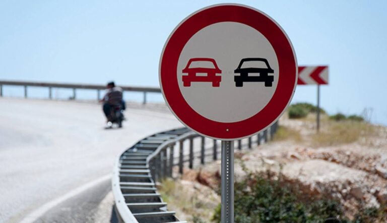 excepciones adelantar con la senal de prohibido dgt