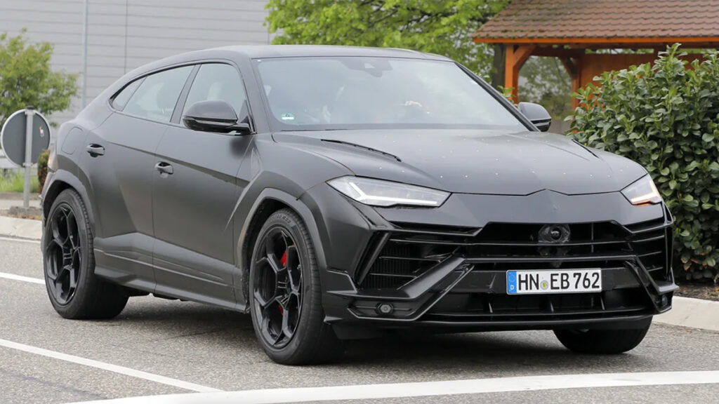 ¡Cazado! El nuevo Lamborghini Urus 2023 se pone a punto antes de la llegada del Ferrari Purosangre