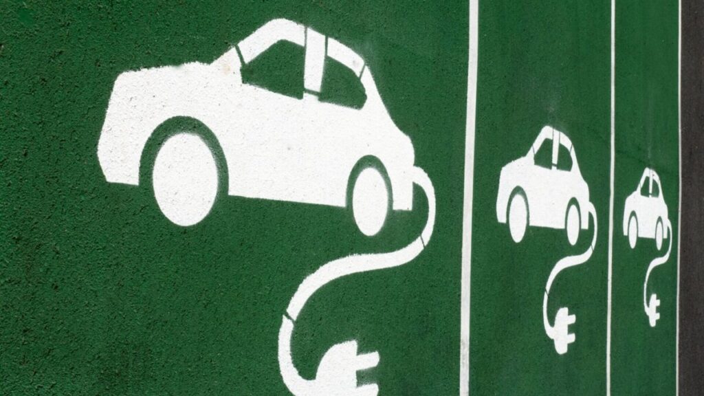 La letra pequeña de las ayudas que debes conocer antes de comprar un coche eléctrico
