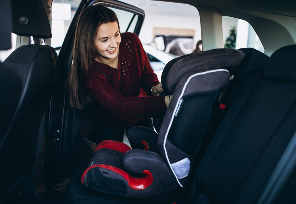 Este es el asiento más seguro para llevar una silla de bebé en el coche