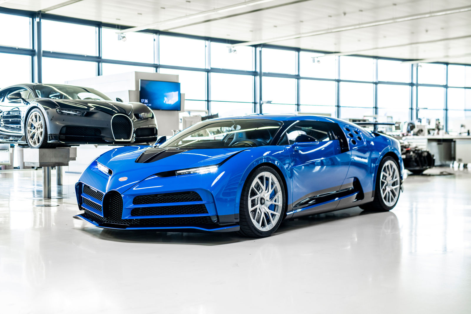 El primero de los diez Bugatti Centodieci que se fabricarán ya duerme en el garaje de su afortunado propietario