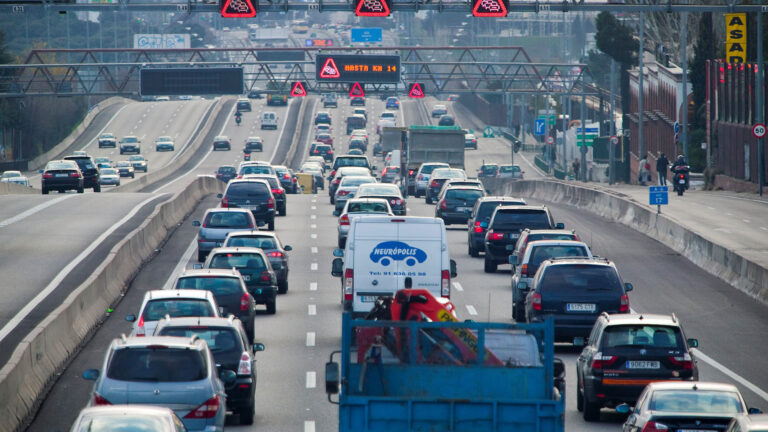 Prohibir conducir los fines de semana: la polémica propuesta de Alemania para luchar contra la contaminación