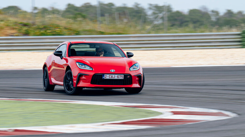 Prueba GR86 - Foto de apertura derrapando en el circuito de Monteblanco