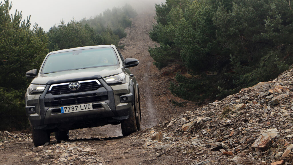Toyota_Hilux_Invincible (1)