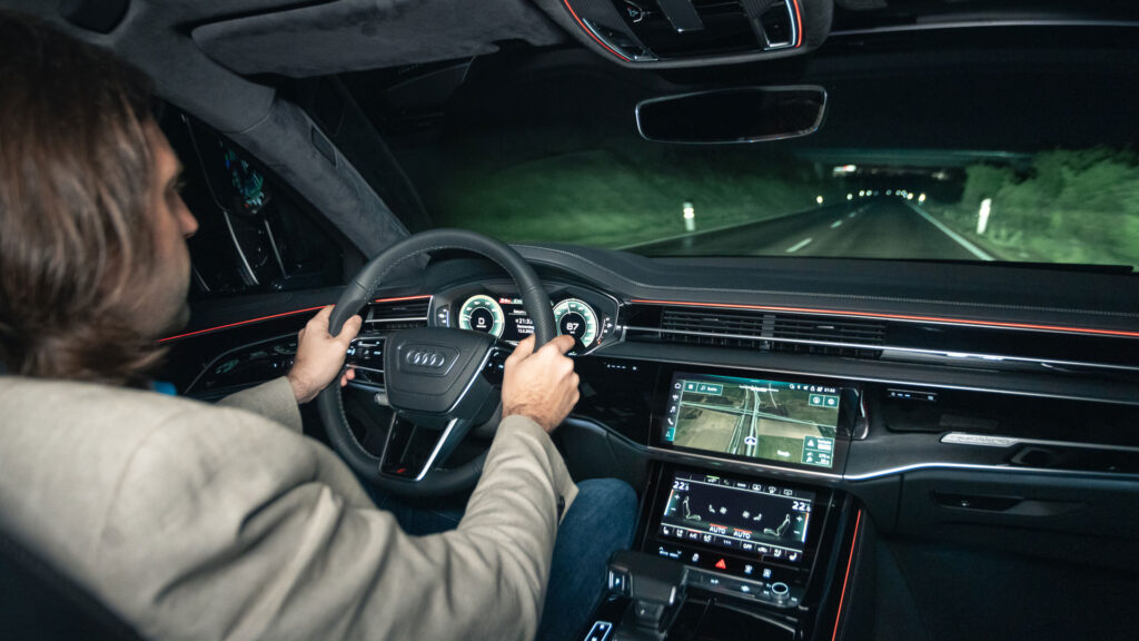 Conduciendo el Audi A8 de noche