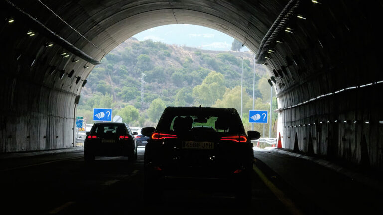 detener tunel coche
