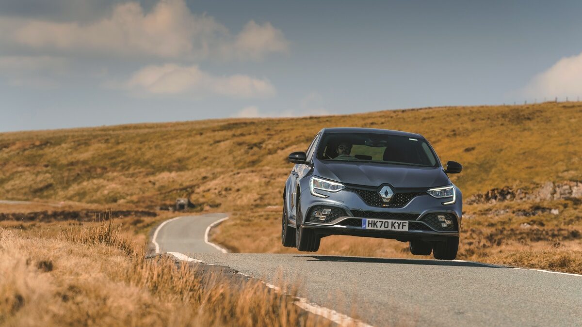 Comparativa Nissan GT-R Nismo vs. Renault Mégane R.S.: un largo adiós