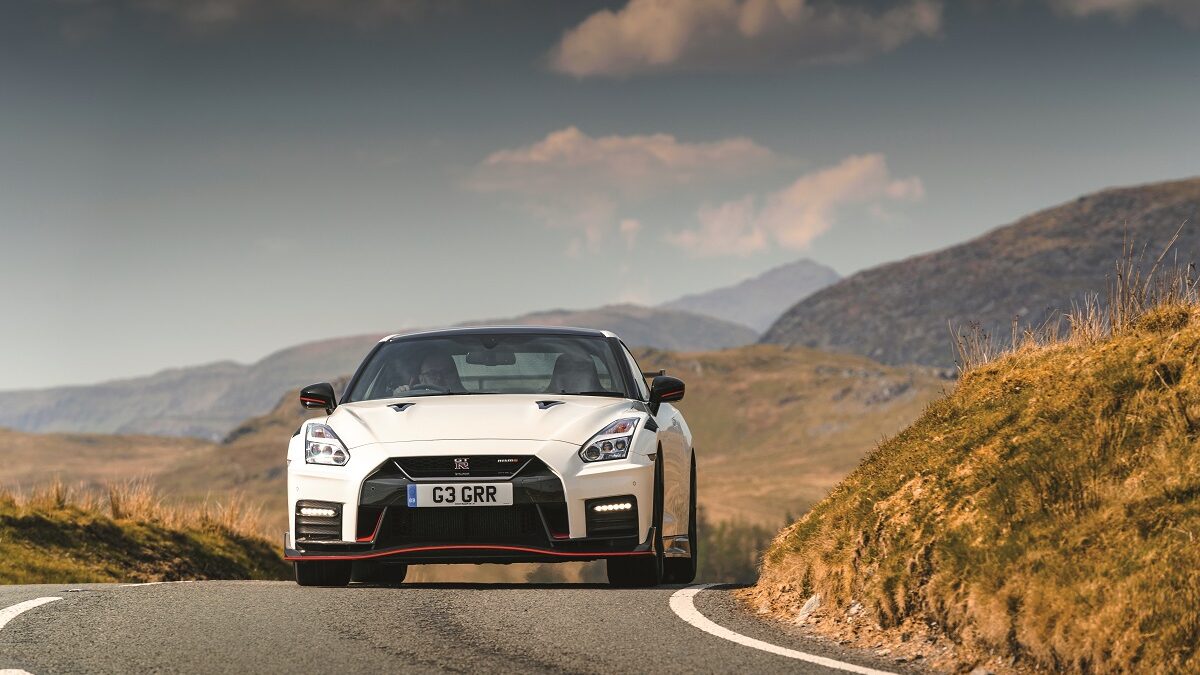 Comparativa Nissan GT-R Nismo vs. Renault Mégane R.S.: un largo adiós