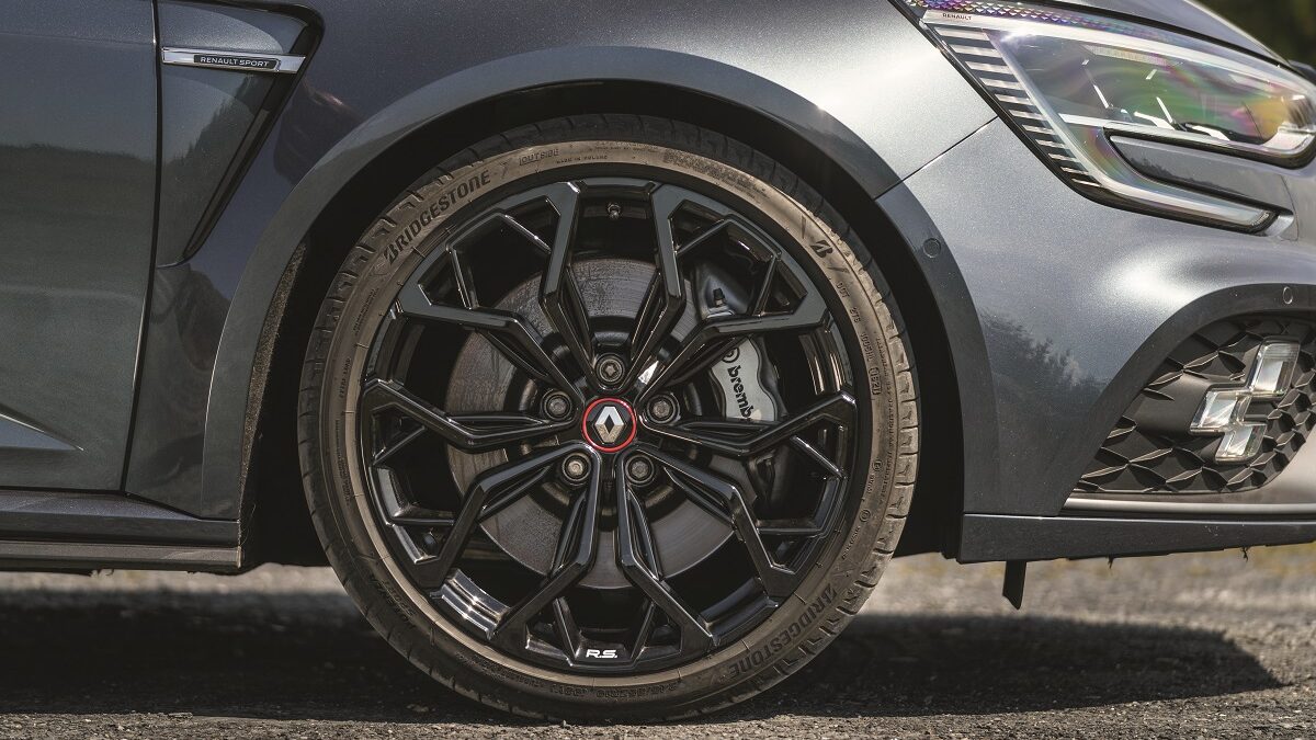 Comparativa Nissan GT-R Nismo vs. Renault Mégane R.S.: un largo adiós