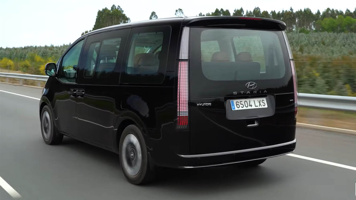 hyundai staria 2022 trasera