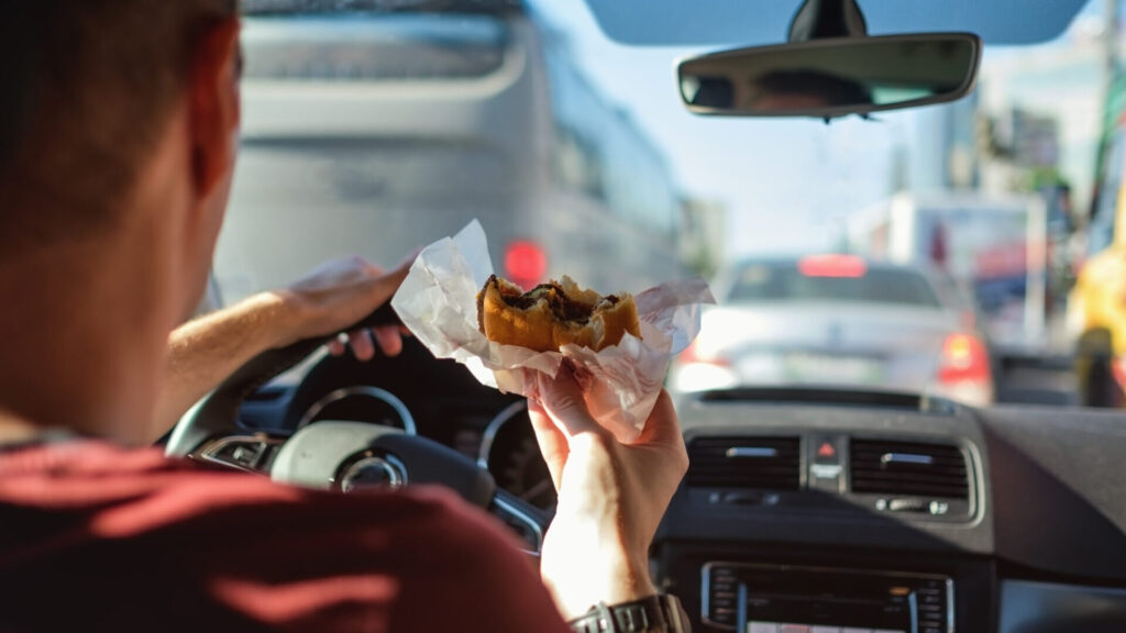 multa comer al volante