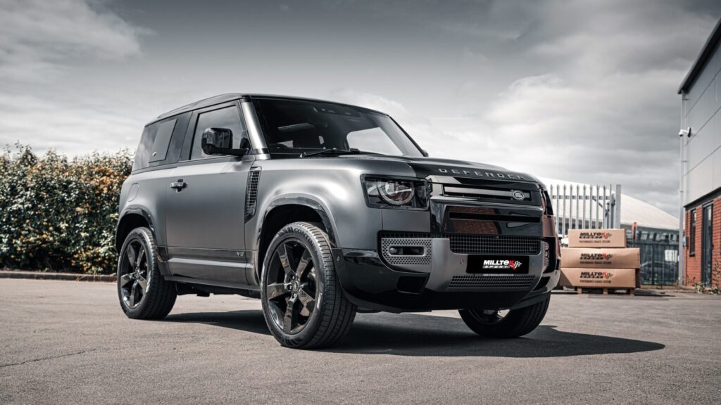 Land Rover Defender con escape Milltek