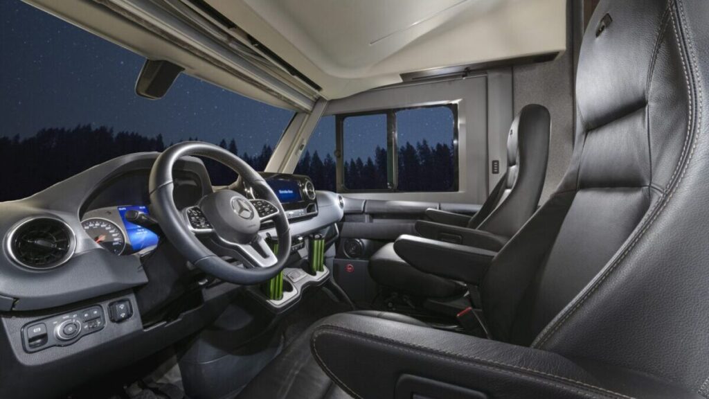 autocaravana adria supersonic cockpit