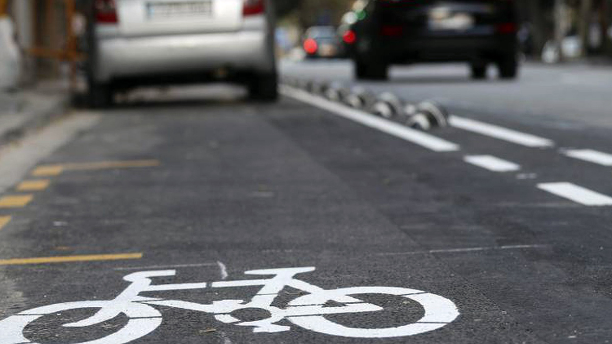 ¿Se puede parar o estacionar en un carril bici? La DGT da la respuesta 1 Aparcar en carril bici