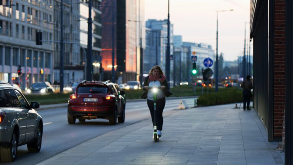 Patinete eléctrico por la acera