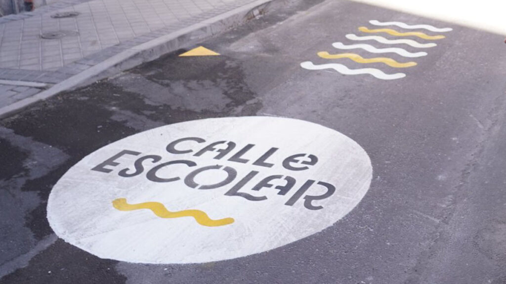 Señal de tráfico calle escolar