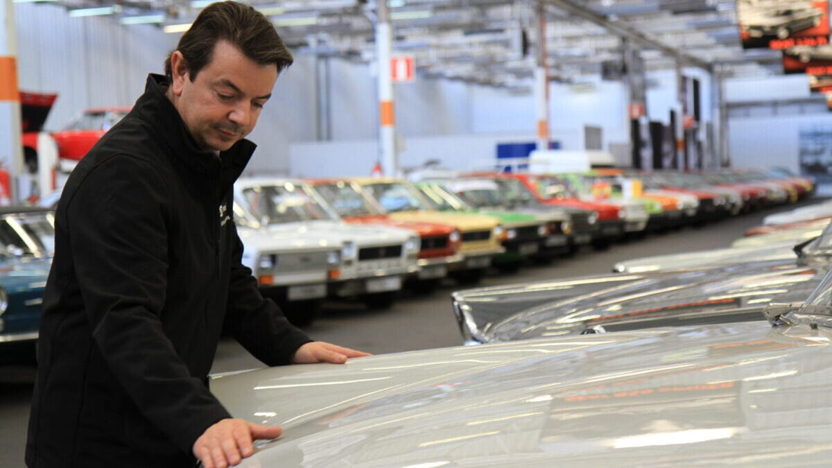 Isidre Lopez colección de Coches Historicos Nave A-122 1