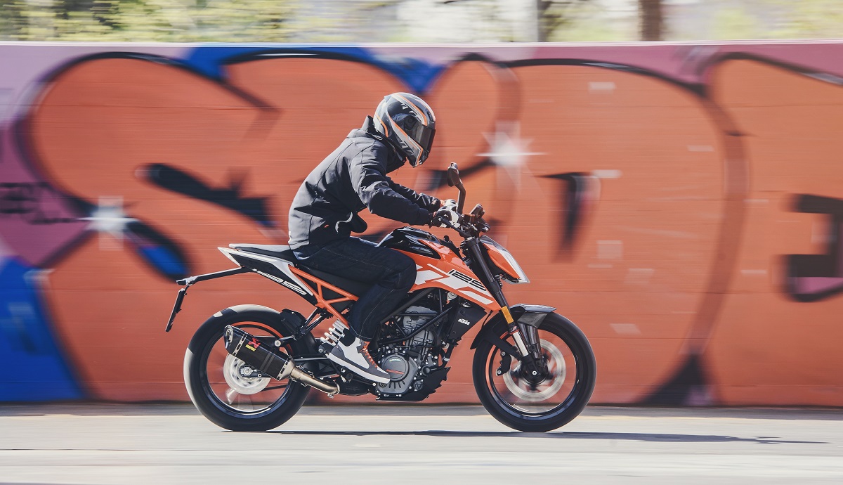 KTM 125 duke accion barrido apertura