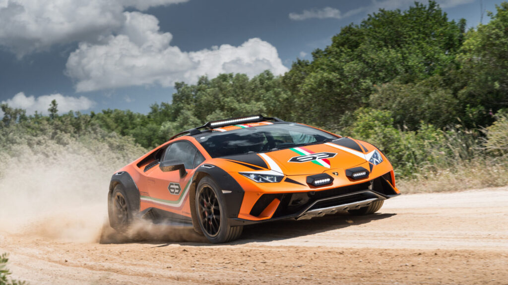 Lamborghini Huracán Sterrato naranja apertura
