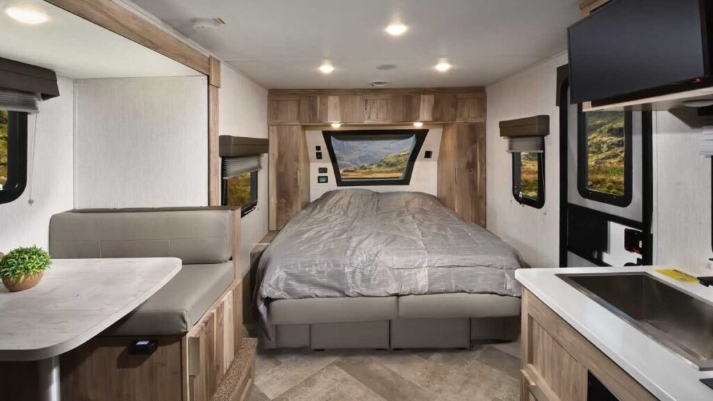 Palomino Revolve caravana solar INterior cama