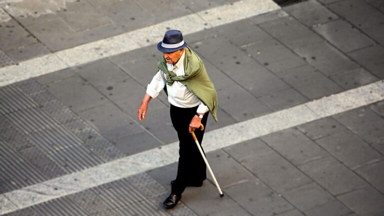 senal de trafico ancianos trafico e1668767032551