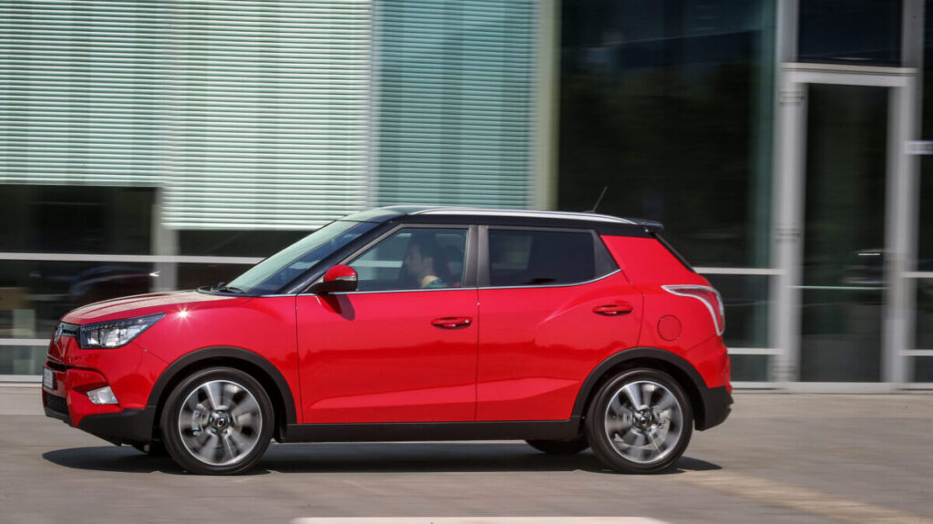 dacia duster ssangyong_tivoli lateral