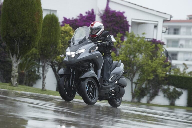 Moto lluvia ciudad 1200x800 1