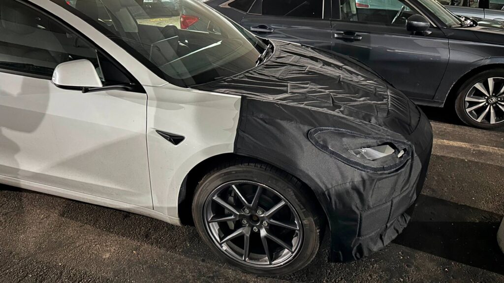 Tesla Model 3 camuflado