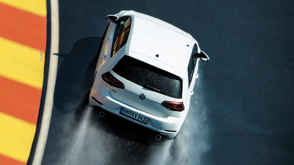 aquaplaning circuito VW Golf GTI