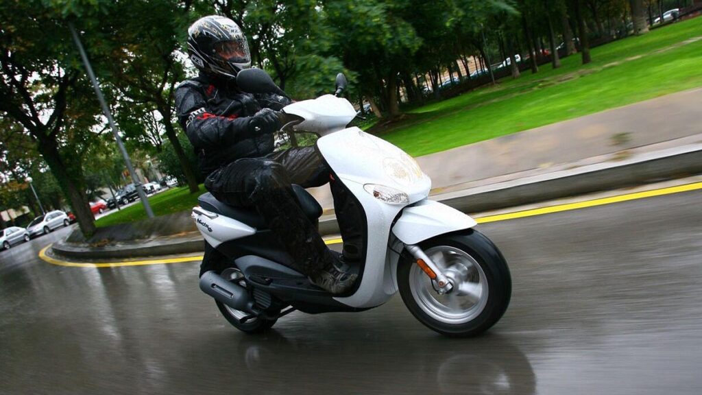 Caso de moto lluvia