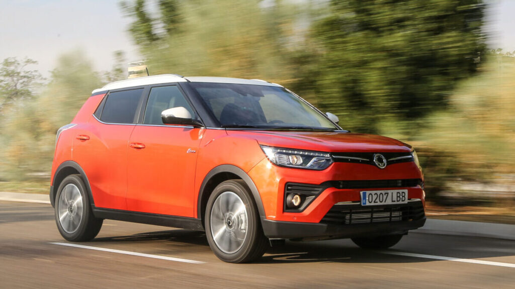 ssangyong tivoli 2020 delantera marcha