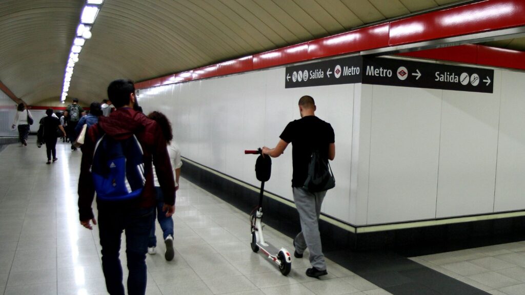 Barcelona prohíbe patinetes eléctricos transporte público