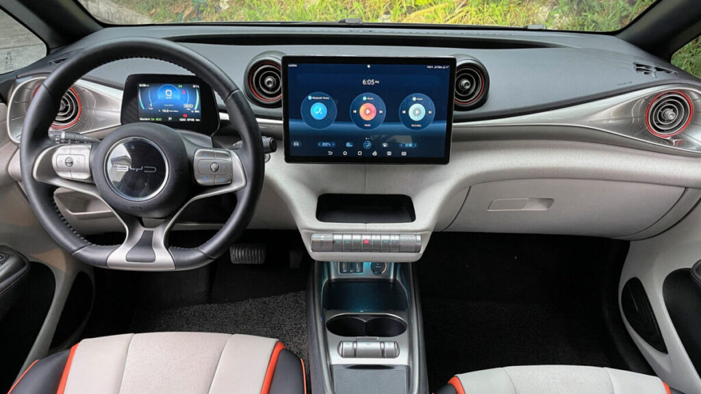 byd dolphin interior coche electrico